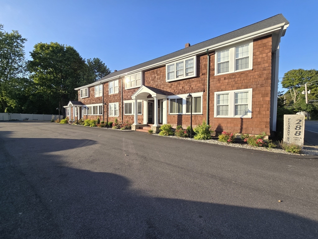 288 Pleasant St, Stoughton, Massachusetts, 2 Bedrooms Bedrooms, 5 Rooms Rooms,1 BathroomBathrooms,Residential Lease,For Rent,Pleasant St,73541028
