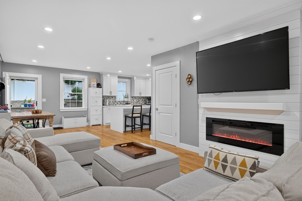 248 Washington St, Dedham, Massachusetts, 3 Bedrooms Bedrooms, 6 Rooms Rooms,2.5 BathroomsBathrooms,Residential Lease,For Rent,Washington St,73541039