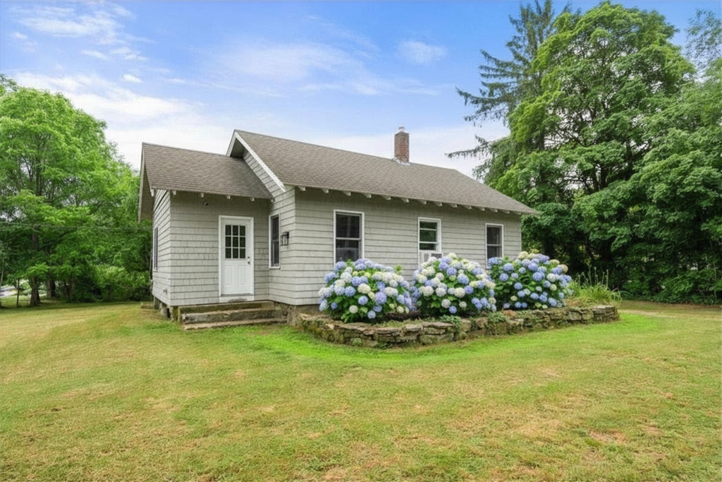64 Parker Rd, Lancaster, Massachusetts, 2 Bedrooms Bedrooms, 5 Rooms Rooms,1 BathroomBathrooms,Residential,For Sale,Parker Rd,73539571