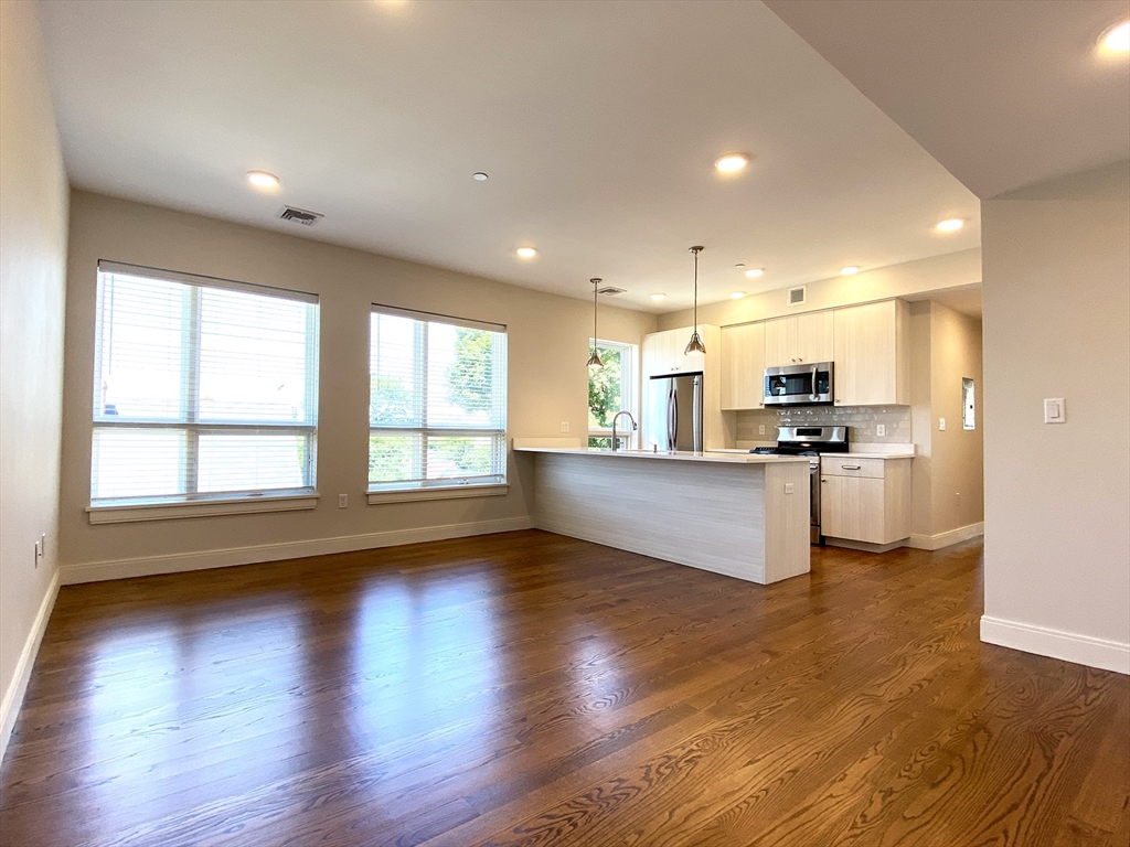 1 Everett St., Boston, Massachusetts, 2 Bedrooms Bedrooms, 5 Rooms Rooms,2 BathroomsBathrooms,Residential Lease,For Rent,Everett St.,73541047