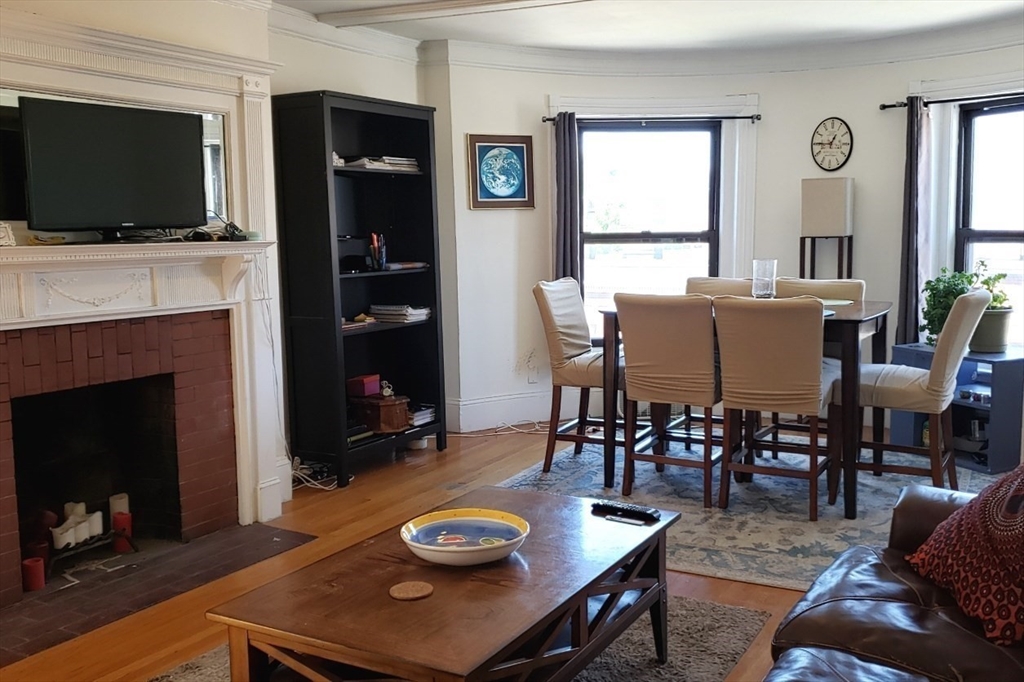 924 Beacon Street, Boston, Massachusetts, 1 Bedroom Bedrooms, 4 Rooms Rooms,1 BathroomBathrooms,Residential Lease,For Rent,Beacon Street,73540845