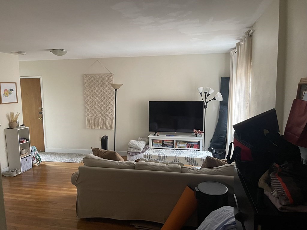 2016 Commonwealth Avenue, Boston, Massachusetts, 1 Bedroom Bedrooms, 3 Rooms Rooms,1 BathroomBathrooms,Residential Lease,For Rent,Commonwealth Avenue,73541097