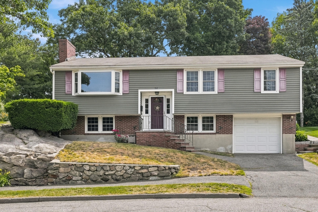 52 Oak Ridge Circle, Lynn, Massachusetts, 3 Bedrooms Bedrooms, 7 Rooms Rooms,1.5 BathroomsBathrooms,Residential,For Sale,Oak Ridge Circle,73540959