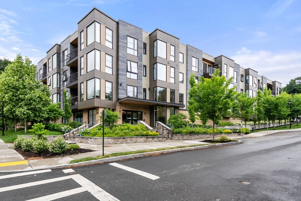 100 Linden St, Wellesley, Massachusetts, 2 Bedrooms Bedrooms, 5 Rooms Rooms,2 BathroomsBathrooms,Residential,For Sale,Linden St,73541337