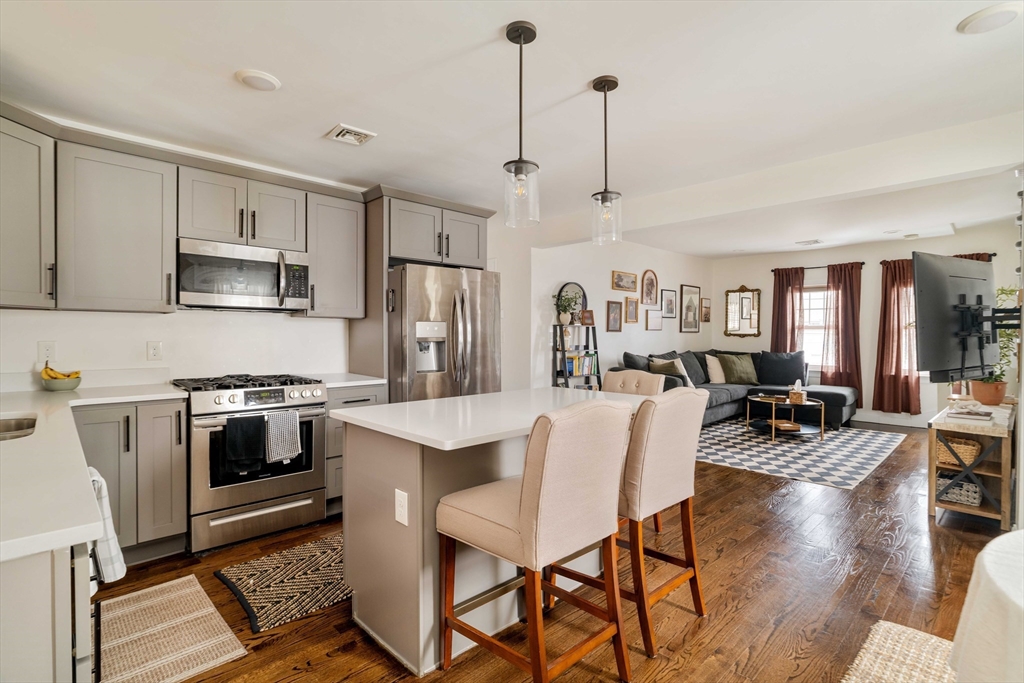 3 Conn St, Woburn, Massachusetts, 3 Bedrooms Bedrooms, 6 Rooms Rooms,2 BathroomsBathrooms,Residential,For Sale,Conn St,73514438