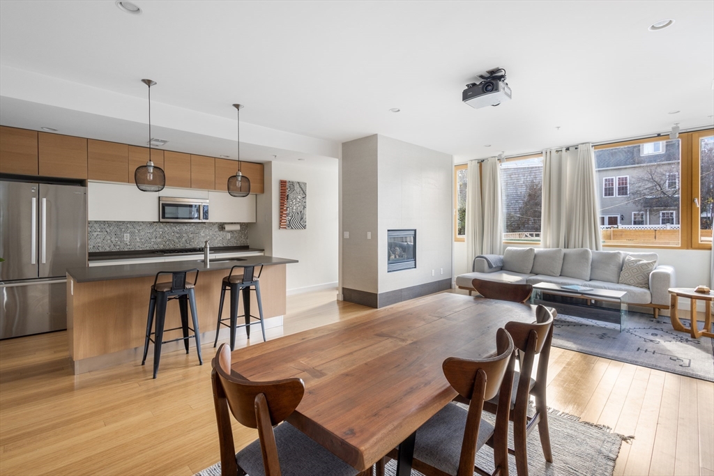210 Bolton St., Boston, Massachusetts, 2 Bedrooms Bedrooms, 5 Rooms Rooms,2 BathroomsBathrooms,Residential Lease,For Rent,Bolton St.,73541347
