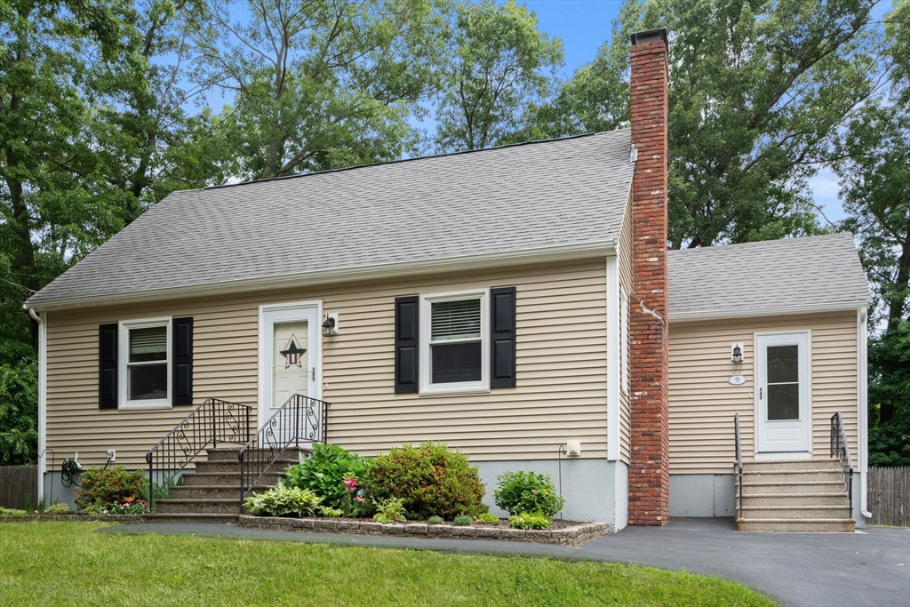 9 Laurel Ln, Bellingham, Massachusetts, 3 Bedrooms Bedrooms, 8 Rooms Rooms,2 BathroomsBathrooms,Residential,For Sale,Laurel Ln,73540730