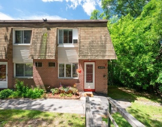 650 Robbins Ave, Dracut, Massachusetts, 2 Bedrooms Bedrooms, 4 Rooms Rooms,1.5 BathroomsBathrooms,Residential,For Sale,Robbins Ave,73540735