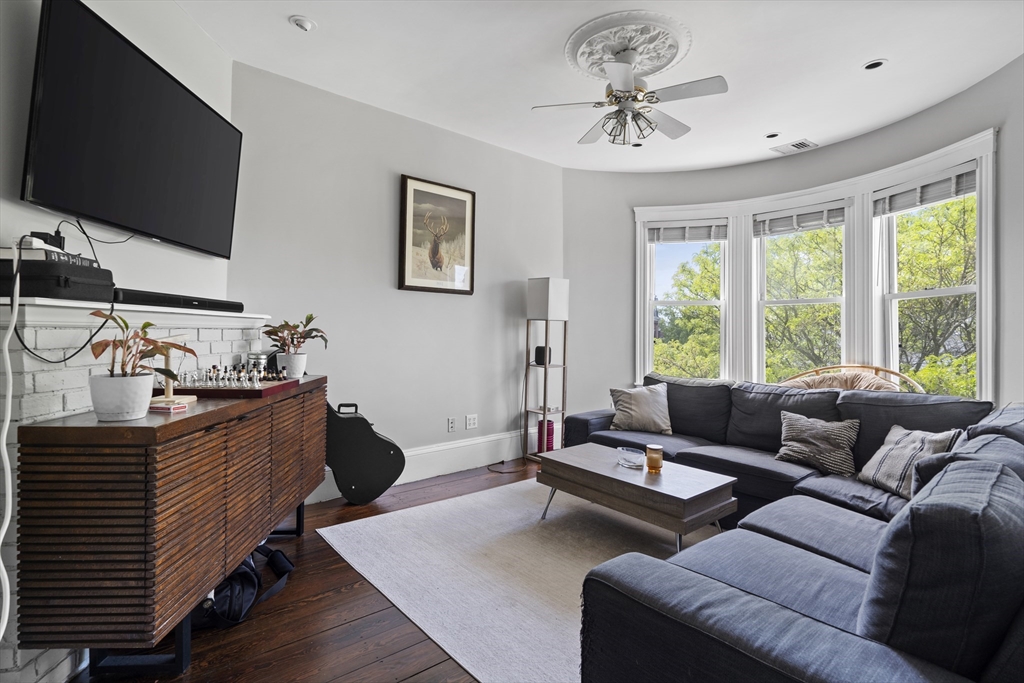 194 Emerson, Boston, Massachusetts, 3 Bedrooms Bedrooms, 5 Rooms Rooms,1 BathroomBathrooms,Residential Lease,For Rent,Emerson,73534684