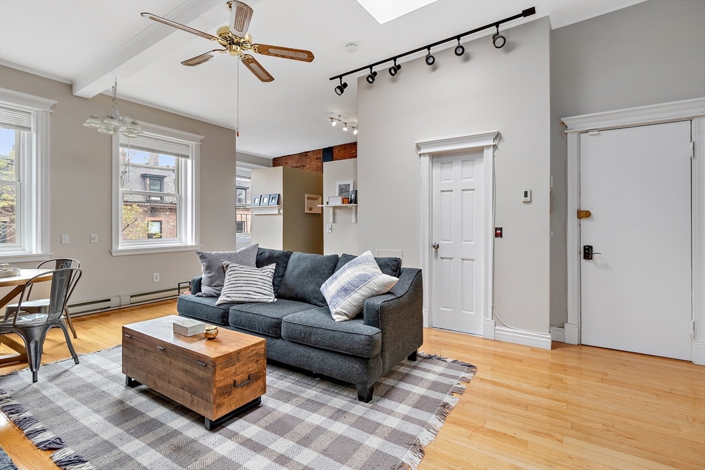 127 Marlborough St, Boston, Massachusetts, 1 Bedroom Bedrooms, 2 Rooms Rooms,1 BathroomBathrooms,Residential Lease,For Rent,Marlborough St,73522183