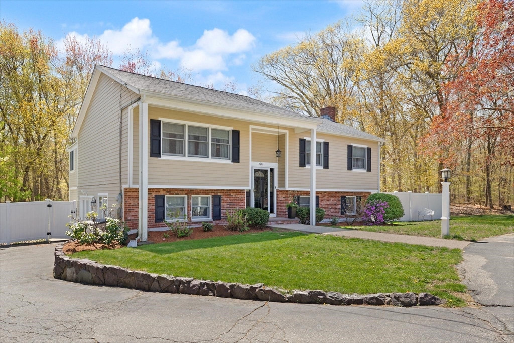 44 Pitman Drive, Reading, Massachusetts, 4 Bedrooms Bedrooms, 9 Rooms Rooms,2 BathroomsBathrooms,Residential,For Sale,Pitman Drive,73514422
