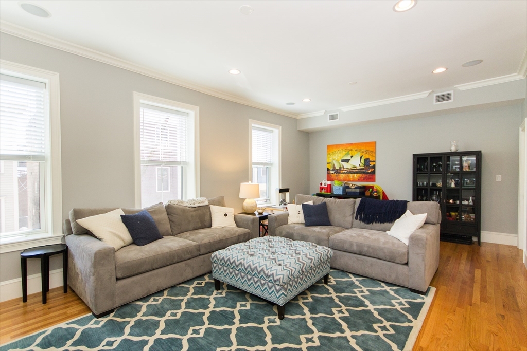 38 Mystic St., Boston, Massachusetts, 3 Bedrooms Bedrooms, 6 Rooms Rooms,2 BathroomsBathrooms,Residential Lease,For Rent,Mystic St.,73538965