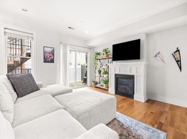180 Gold St, Boston, Massachusetts, 2 Bedrooms Bedrooms, 4 Rooms Rooms,1 BathroomBathrooms,Residential Lease,For Rent,Gold St,73533919