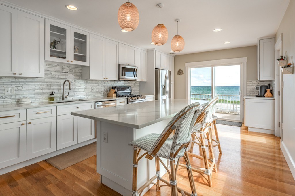 876 Shirley St, Winthrop, Massachusetts, 3 Bedrooms Bedrooms, 7 Rooms Rooms,2 BathroomsBathrooms,Residential Lease,For Rent,Shirley St,73540813