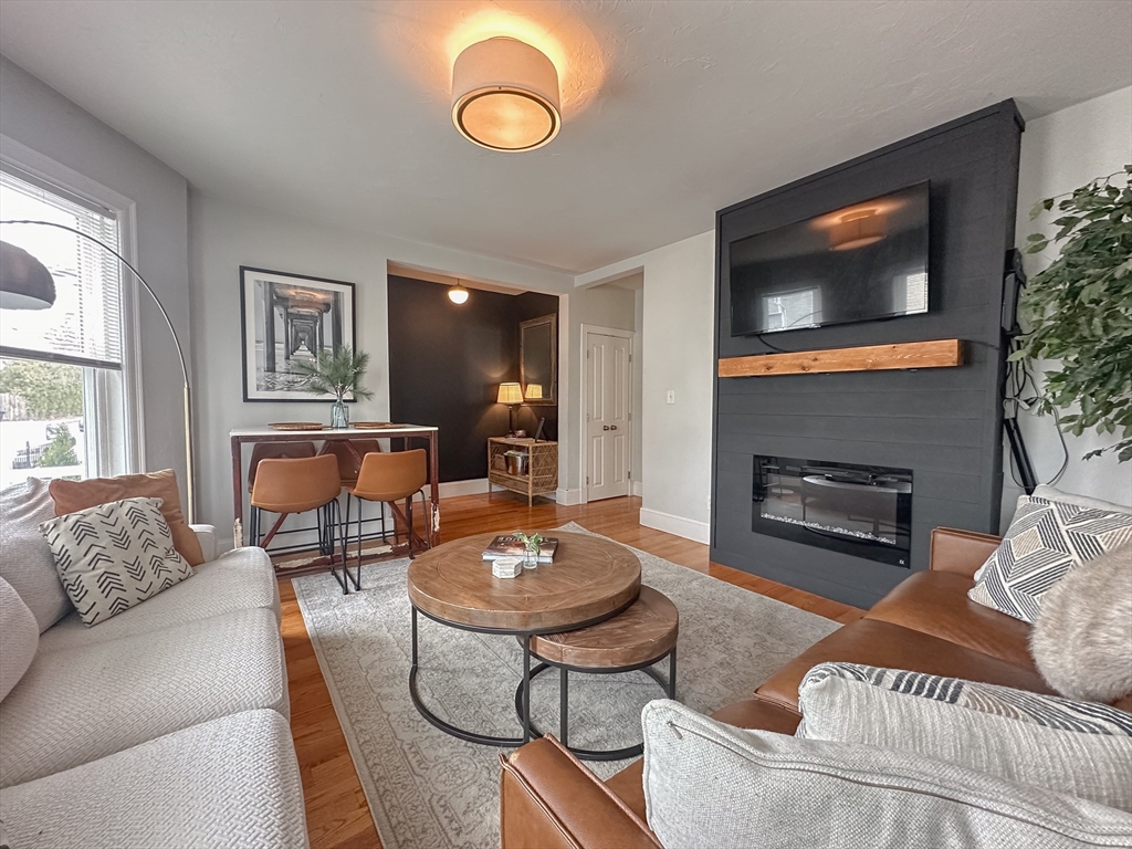23 Elm St, Boston, Massachusetts, 2 Bedrooms Bedrooms, 5 Rooms Rooms,1 BathroomBathrooms,Residential Lease,For Rent,Elm St,73541303