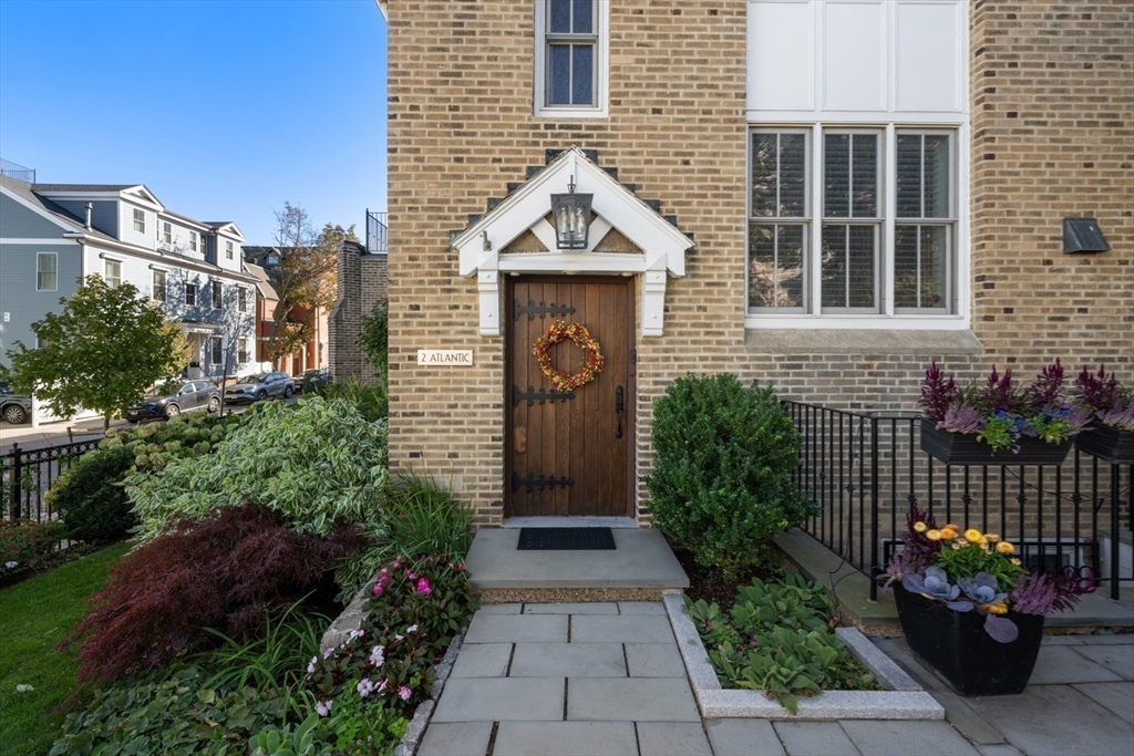 2 Atlantic Street, Boston, Massachusetts, 3 Bedrooms Bedrooms, 9 Rooms Rooms,3.5 BathroomsBathrooms,Residential,For Sale,Atlantic Street,73541470