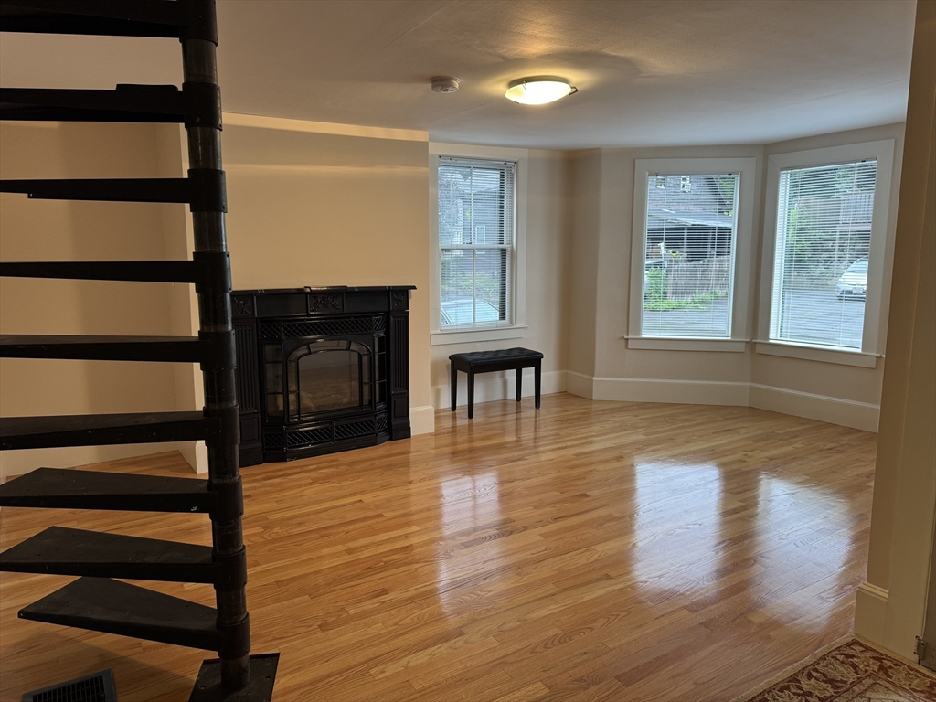 183 Pleasant St, Marblehead, Massachusetts, ,Commercial Lease,For Rent,Pleasant St,73541493