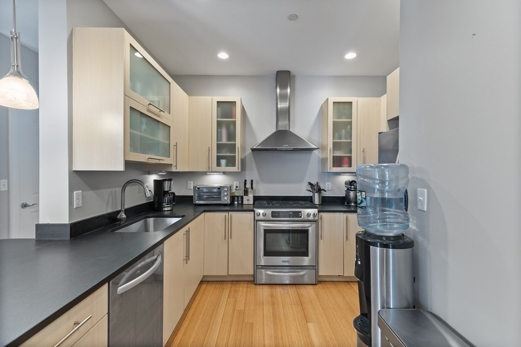 152 Old Colony Ave, Boston, Massachusetts, 2 Bedrooms Bedrooms, 4 Rooms Rooms,2 BathroomsBathrooms,Residential Lease,For Rent,Old Colony Ave,73541423
