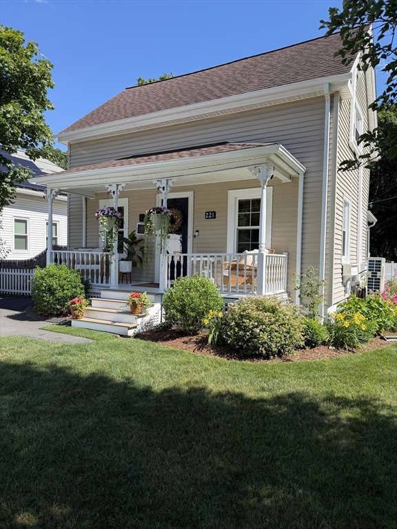 221 County St, Seekonk, Massachusetts, 3 Bedrooms Bedrooms, 6 Rooms Rooms,1.5 BathroomsBathrooms,Residential,For Sale,County St,73540675