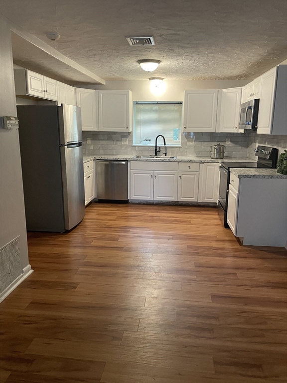 5455 North Main Street, Fall River, Massachusetts, 2 Bedrooms Bedrooms, 4 Rooms Rooms,1 BathroomBathrooms,Residential Lease,For Rent,North Main Street,73541692