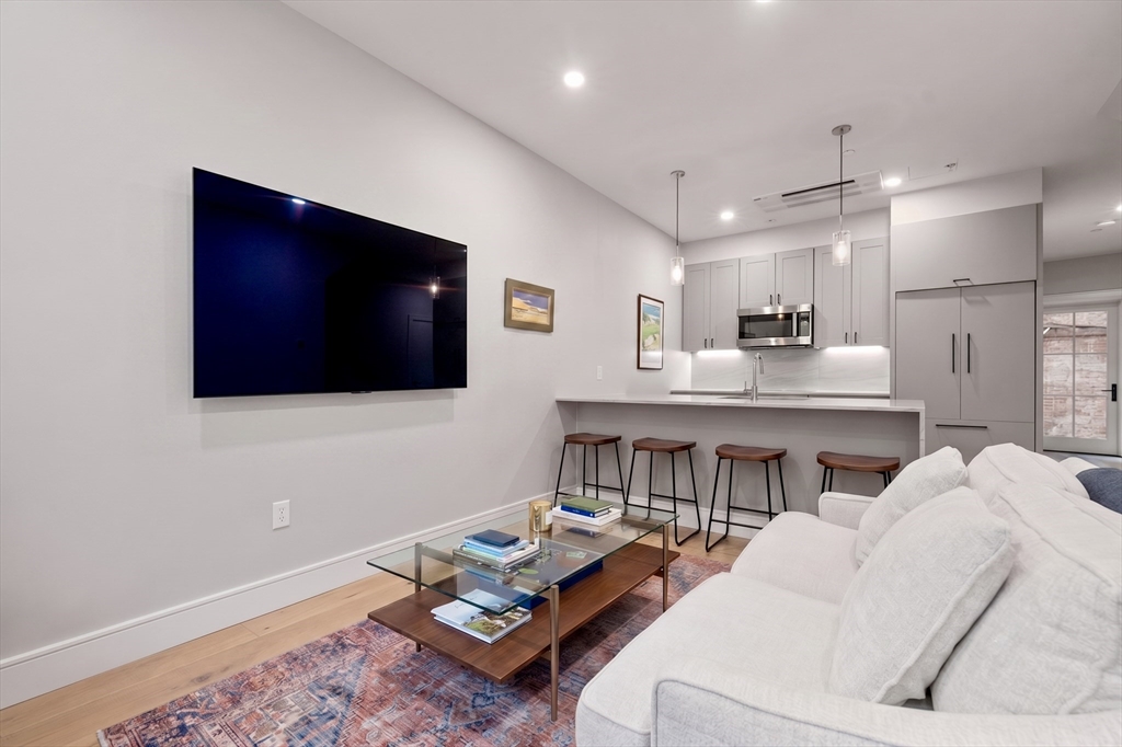 471 Hanover St, Boston, Massachusetts, 1 Bedroom Bedrooms, 3 Rooms Rooms,1 BathroomBathrooms,Residential,For Sale,Hanover St,73541689