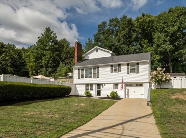 85 Farm Street, Wakefield, Massachusetts, 4 Bedrooms Bedrooms, 6 Rooms Rooms,3 BathroomsBathrooms,Residential,For Sale,Farm Street,73541529