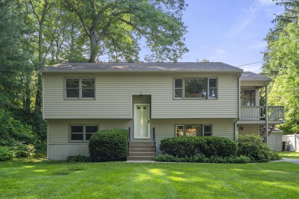 21 Andrews St, Bellingham, Massachusetts, 4 Bedrooms Bedrooms, 8 Rooms Rooms,2 BathroomsBathrooms,Residential Income,For Sale,Andrews St,73541755