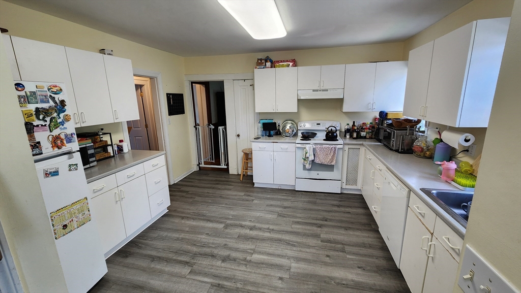 24 Alewife Brook Pkwy, Cambridge, Massachusetts, 4 Bedrooms Bedrooms, 7 Rooms Rooms,2 BathroomsBathrooms,Residential Lease,For Rent,Alewife Brook Pkwy,73541762