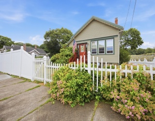 100 Broadway, Lynn, Massachusetts, 3 Bedrooms Bedrooms, 8 Rooms Rooms,1.5 BathroomsBathrooms,Residential,For Sale,Broadway,73541766