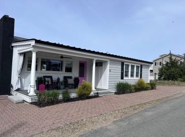 12 Barker, Newburyport, Massachusetts, 3 Bedrooms Bedrooms, 4 Rooms Rooms,2 BathroomsBathrooms,Residential Lease,For Rent,Barker,73541553
