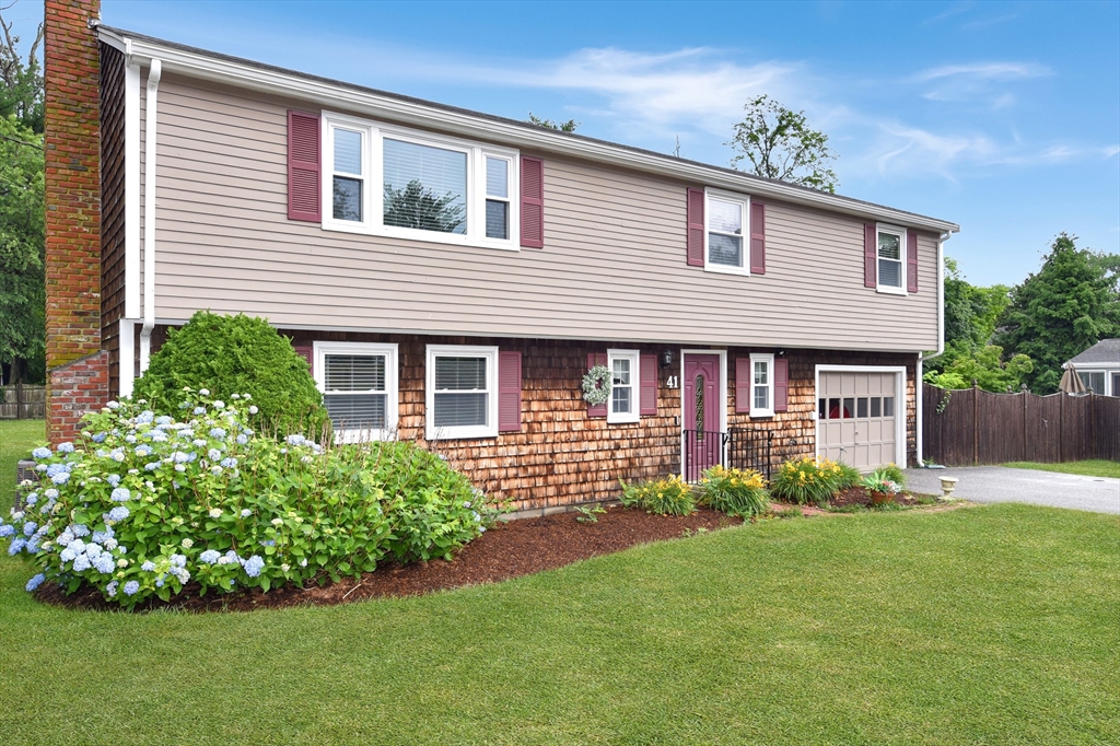 41 Constantine Dr, Marshfield, Massachusetts, 3 Bedrooms Bedrooms, 9 Rooms Rooms,2.5 BathroomsBathrooms,Residential,For Sale,Constantine Dr,73541446