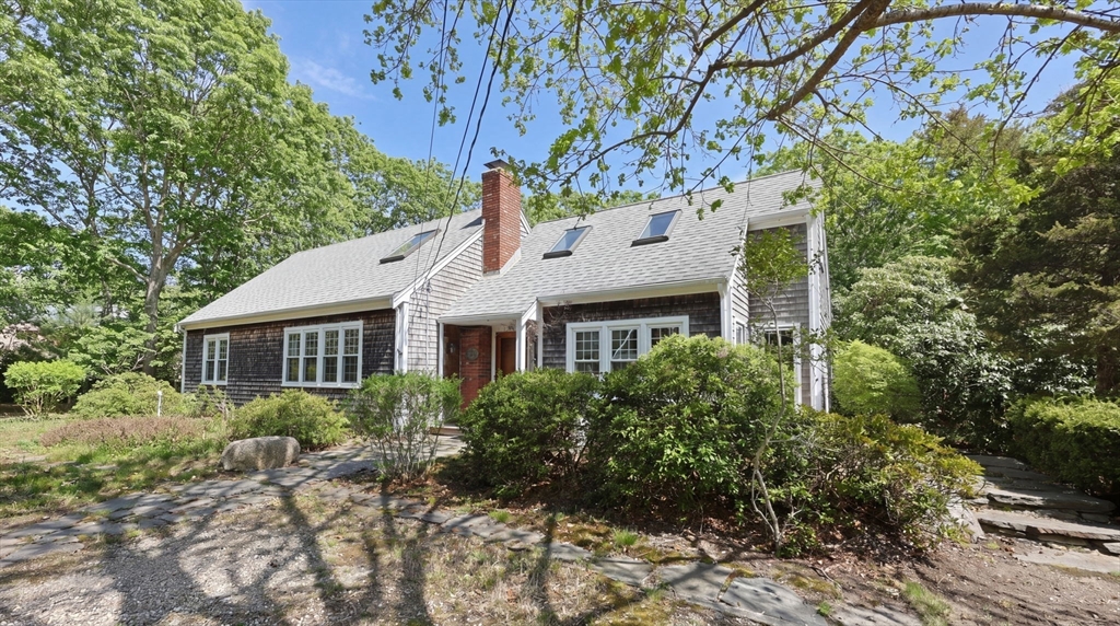 90 Comanche Dr, Falmouth, Massachusetts, 4 Bedrooms Bedrooms, 6 Rooms Rooms,2 BathroomsBathrooms,Residential,For Sale,Comanche Dr,73541776