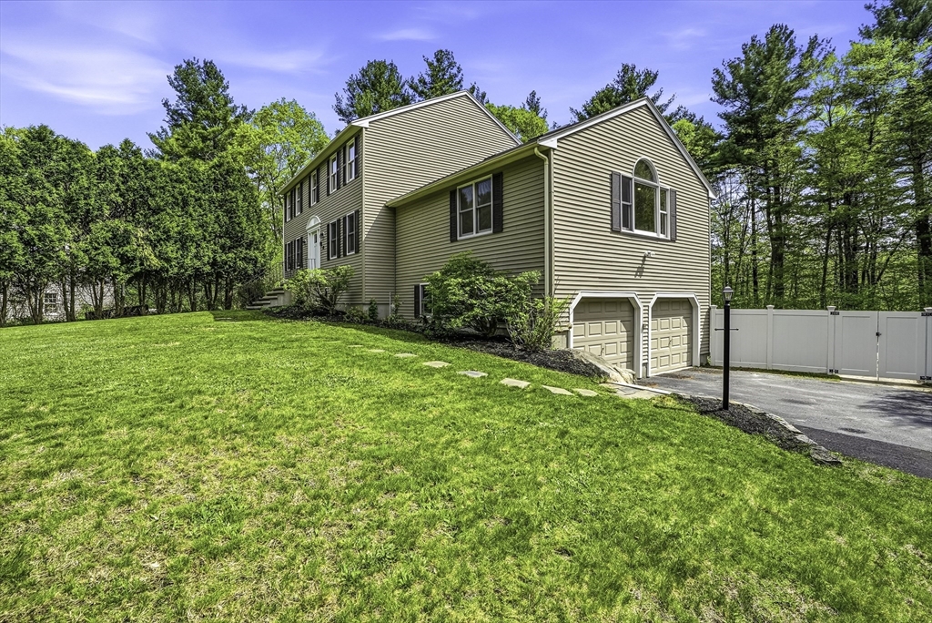 28 Wood Dr, Mendon, Massachusetts, 3 Bedrooms Bedrooms, 8 Rooms Rooms,2.5 BathroomsBathrooms,Residential,For Sale,Wood Dr,73518626