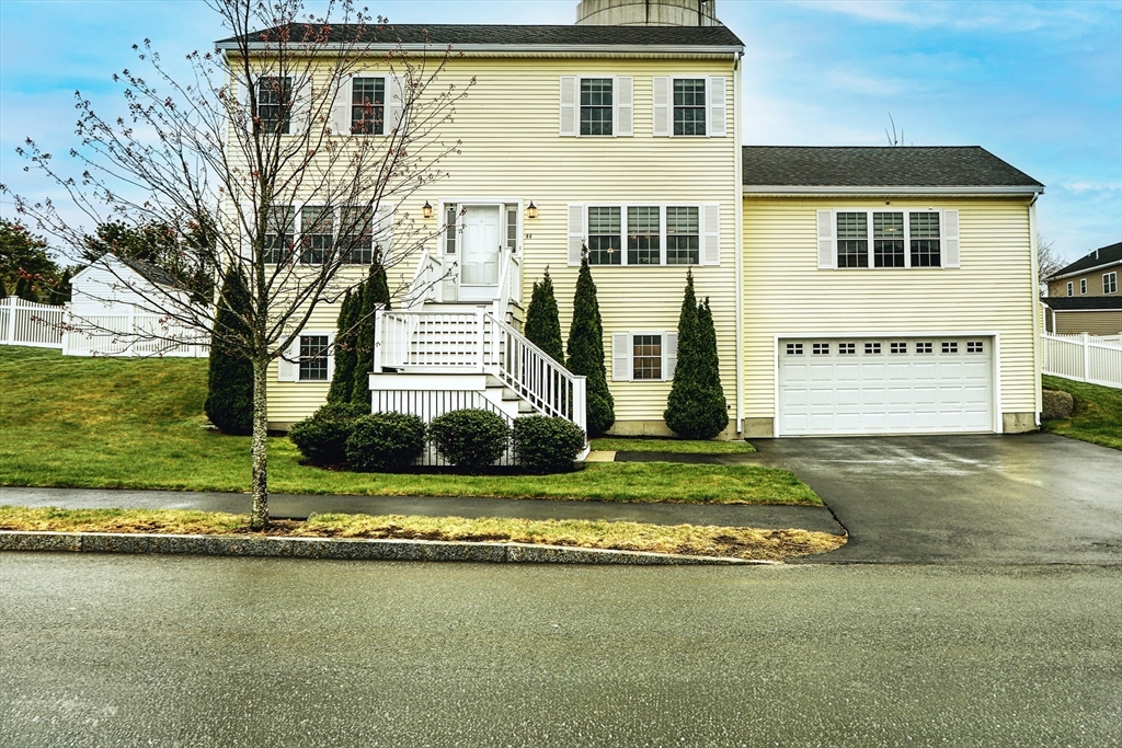 44 Gedney Dr, Peabody, Massachusetts, 3 Bedrooms Bedrooms, 6 Rooms Rooms,3.5 BathroomsBathrooms,Residential,For Sale,Gedney Dr,73505055