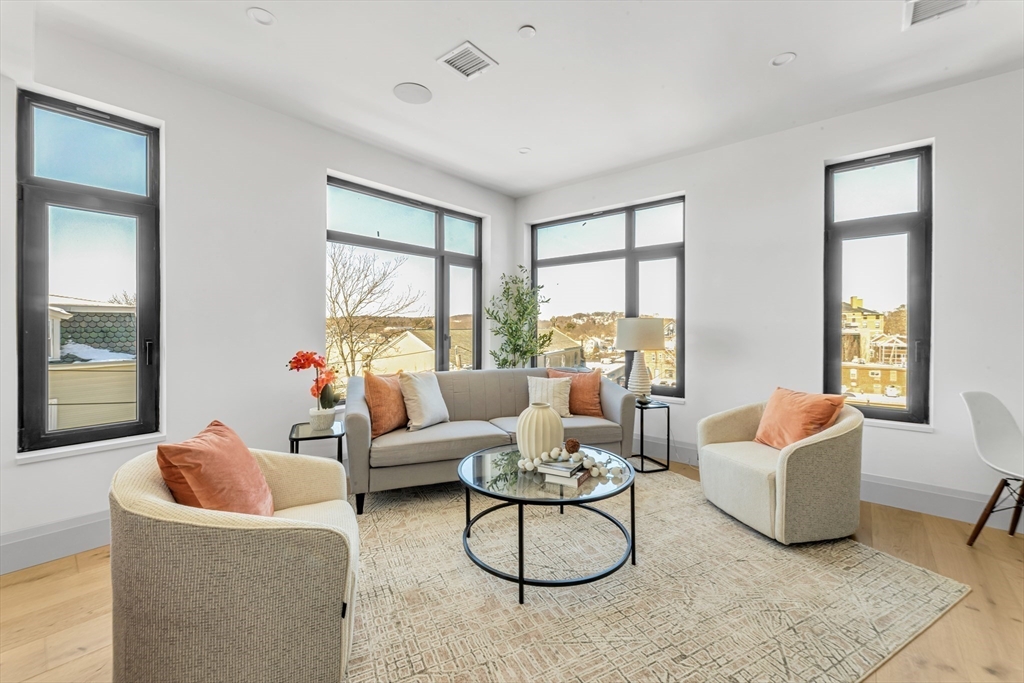 34 Oak Street, Boston, Massachusetts, 3 Bedrooms Bedrooms, 6 Rooms Rooms,2 BathroomsBathrooms,Residential,For Sale,Oak Street,73496202