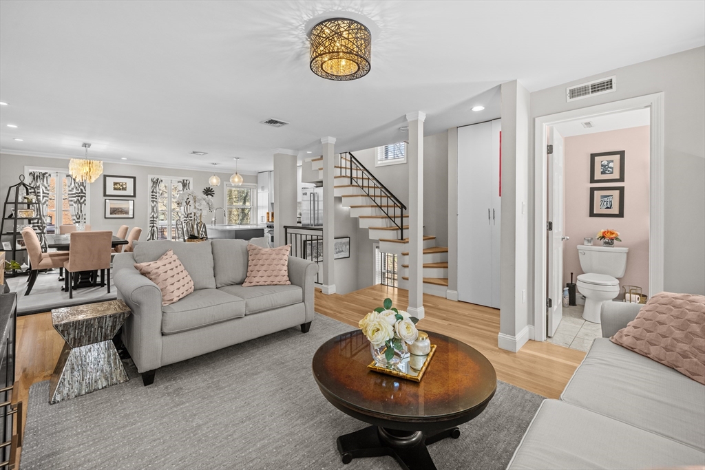 25 Phillips St, Boston, Massachusetts, 2 Bedrooms Bedrooms, 5 Rooms Rooms,1.5 BathroomsBathrooms,Residential,For Sale,Phillips St,73511971