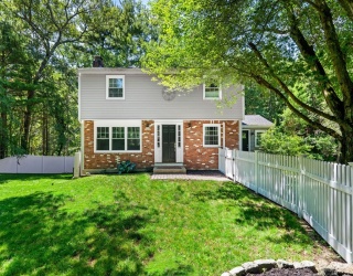 212 Common Ln, Beverly, Massachusetts, 3 Bedrooms Bedrooms, 8 Rooms Rooms,2.5 BathroomsBathrooms,Residential,For Sale,Common Ln,73541805