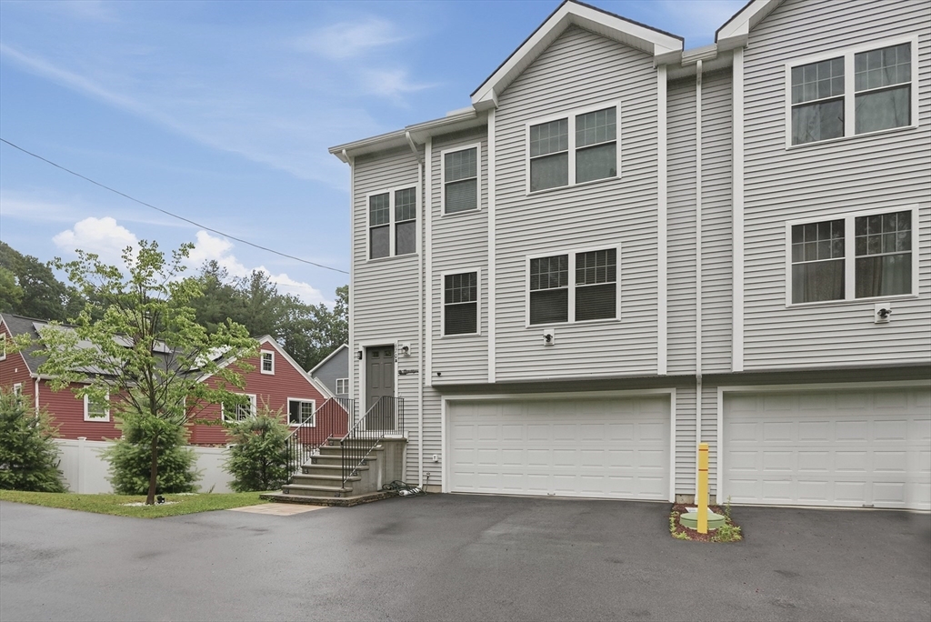 670 Burncoat St, Worcester, Massachusetts, 3 Bedrooms Bedrooms, 8 Rooms Rooms,3.5 BathroomsBathrooms,Residential,For Sale,Burncoat St,73541866