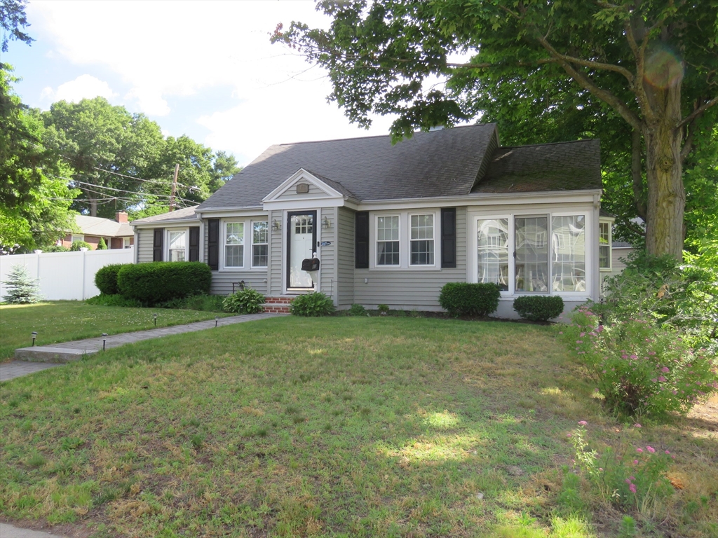 812 East St, Dedham, Massachusetts, 4 Bedrooms Bedrooms, 9 Rooms Rooms,2 BathroomsBathrooms,Residential,For Sale,East St,73541822