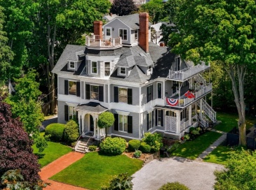 39 Broad St, Newburyport, Massachusetts, 2 Bedrooms Bedrooms, 6 Rooms Rooms,2 BathroomsBathrooms,Residential,For Sale,Broad St,73541911