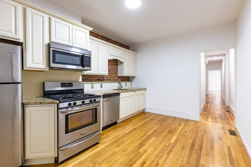 178 L Street, Boston, Massachusetts, 5 Bedrooms Bedrooms, 7 Rooms Rooms,2 BathroomsBathrooms,Residential Lease,For Rent,L Street,73521610