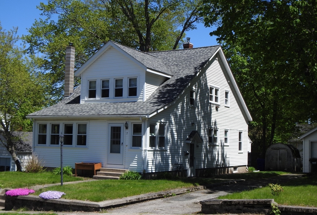 7 Whitin Avenue, Northbridge, Massachusetts, 4 Bedrooms Bedrooms, 9 Rooms Rooms,2 BathroomsBathrooms,Residential Income,For Sale,Whitin Avenue,73518382