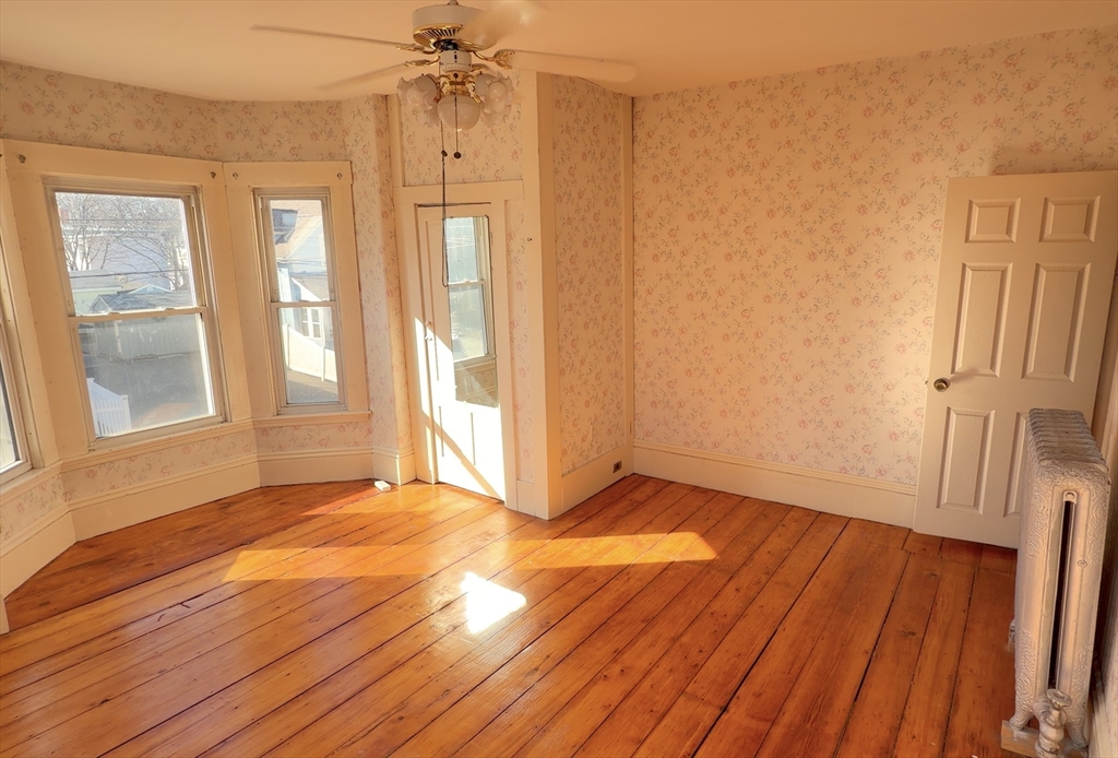 13 Wright St, Stoneham, Massachusetts, 4 Bedrooms Bedrooms, 9 Rooms Rooms,2 BathroomsBathrooms,Residential,For Sale,Wright St,73485446