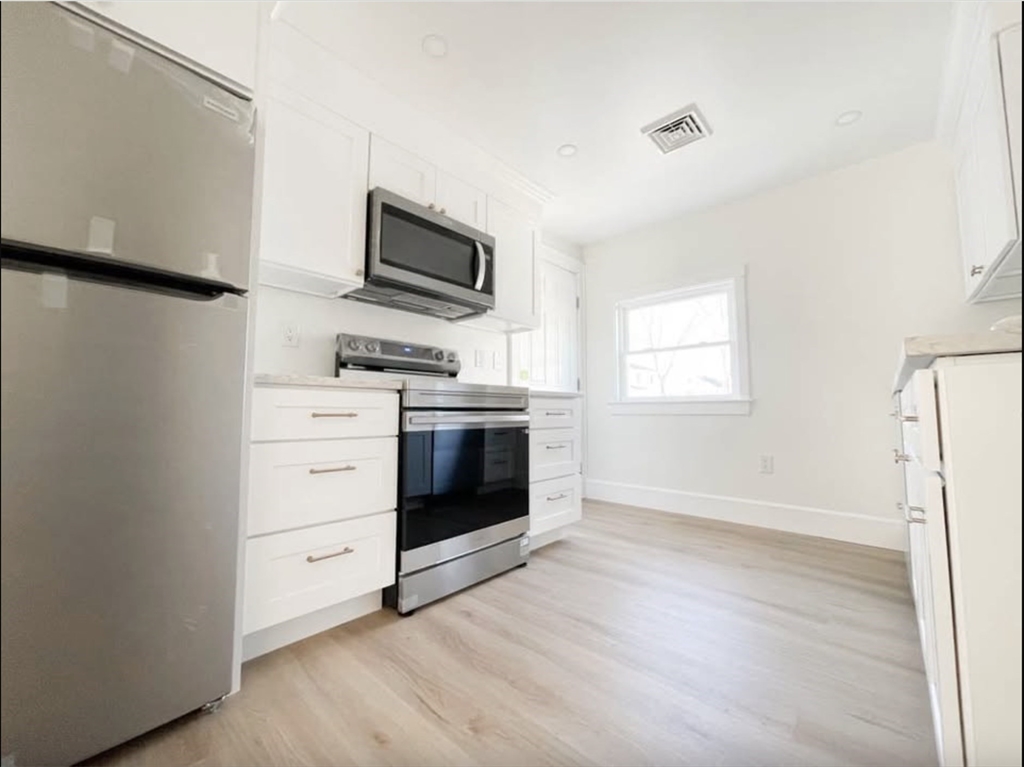 735 Commercial St., Weymouth, Massachusetts, 1 Bedroom Bedrooms, 5 Rooms Rooms,1 BathroomBathrooms,Residential Lease,For Rent,Commercial St.,73542158