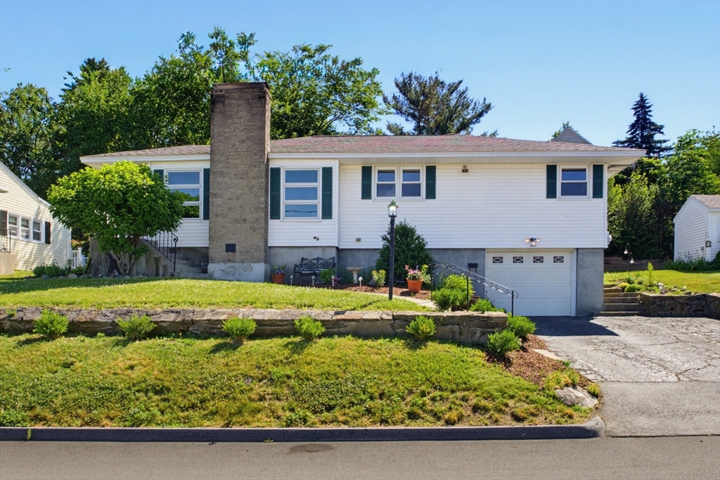 4 Marmion Ave, Worcester, Massachusetts, 3 Bedrooms Bedrooms, 6 Rooms Rooms,1.5 BathroomsBathrooms,Residential,For Sale,Marmion Ave,73542145