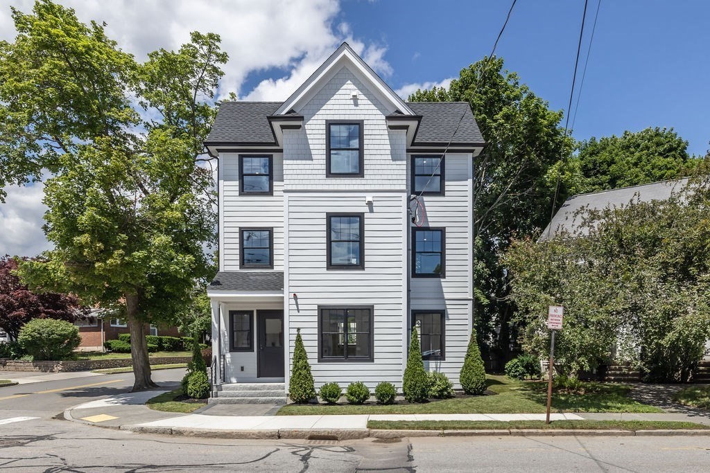 43 Crafts Street, Newton, Massachusetts, 3 Bedrooms Bedrooms, 8 Rooms Rooms,3.5 BathroomsBathrooms,Residential Income,For Sale,Crafts Street,73542165