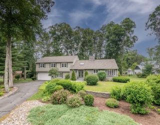 42 Elizabeth Cir, Longmeadow, Massachusetts, 5 Bedrooms Bedrooms, 9 Rooms Rooms,3.5 BathroomsBathrooms,Residential,For Sale,Elizabeth Cir,73542254