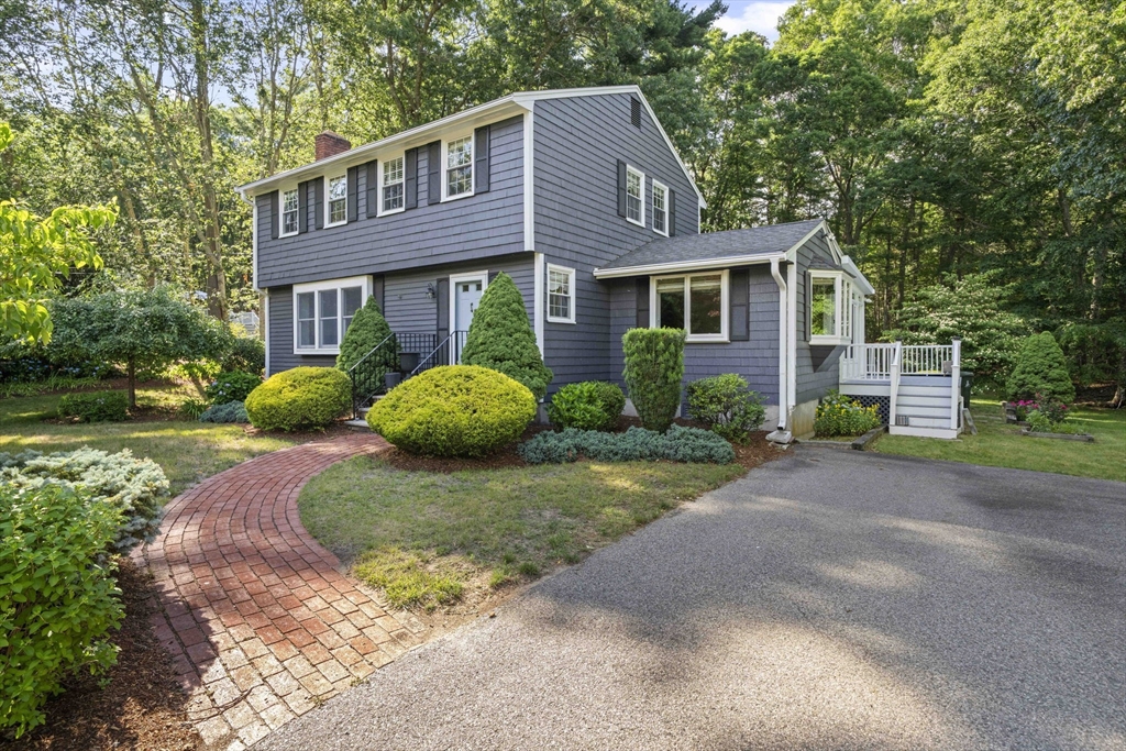 8 Joanne Dr, Hanson, Massachusetts, 4 Bedrooms Bedrooms, 10 Rooms Rooms,1.5 BathroomsBathrooms,Residential,For Sale,Joanne Dr,73542263