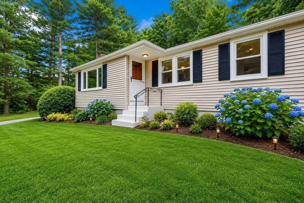 4 Cross St, Foxboro, Massachusetts, 3 Bedrooms Bedrooms, 5 Rooms Rooms,1.5 BathroomsBathrooms,Residential,For Sale,Cross St,73542003