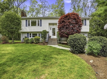 56 Yarmouth Rd, Norwood, Massachusetts, 4 Bedrooms Bedrooms, 8 Rooms Rooms,2 BathroomsBathrooms,Residential,For Sale,Yarmouth Rd,73517483